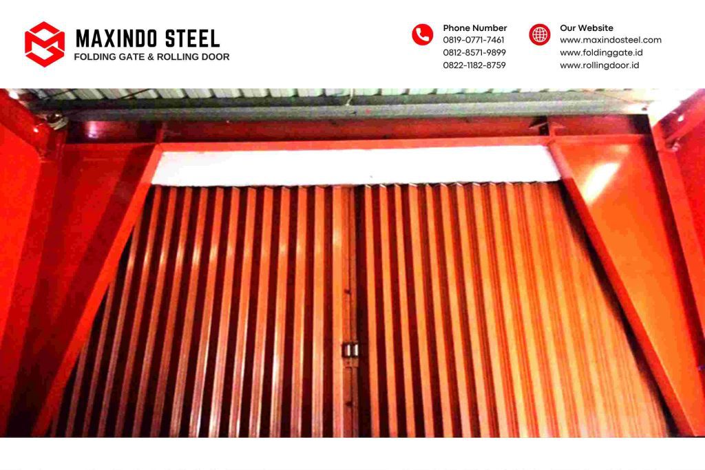 Pemasangan folding gate galvalum warna orange di Tangerang oleh Maxindo Steel – jasa pasang folding gate Tangerang terpercaya dengan kualitas terbaik dan bergaransi.