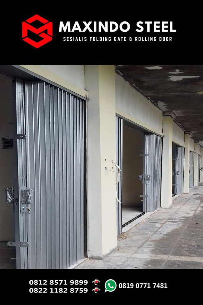 Folding gate galvalum abu-abu dipasang di ruko Gunung Sahari Selatan Jakarta Pusat