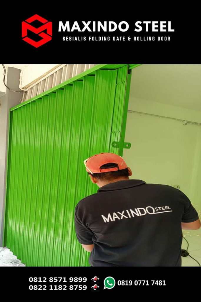 Pemasangan folding gate hijau di Gunung Sahari Utara Jakarta Pusat