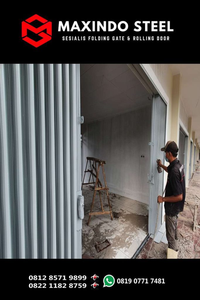 Folding gate abu-abu muda untuk deretan ruko di Kartini Jakarta Pusat