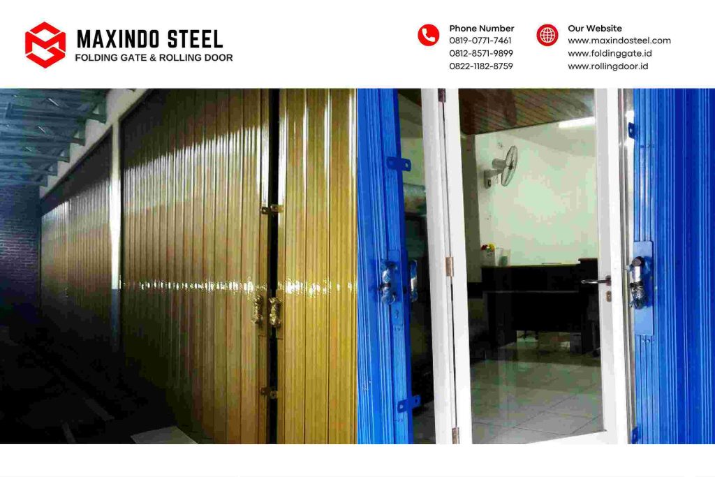 Folding gate Sawah Besar Jakarta Pusat warna biru dan emas hasil pemasangan Maxindo Steel, jasa pasang dan service folding gate berkualitas di Jakarta.
