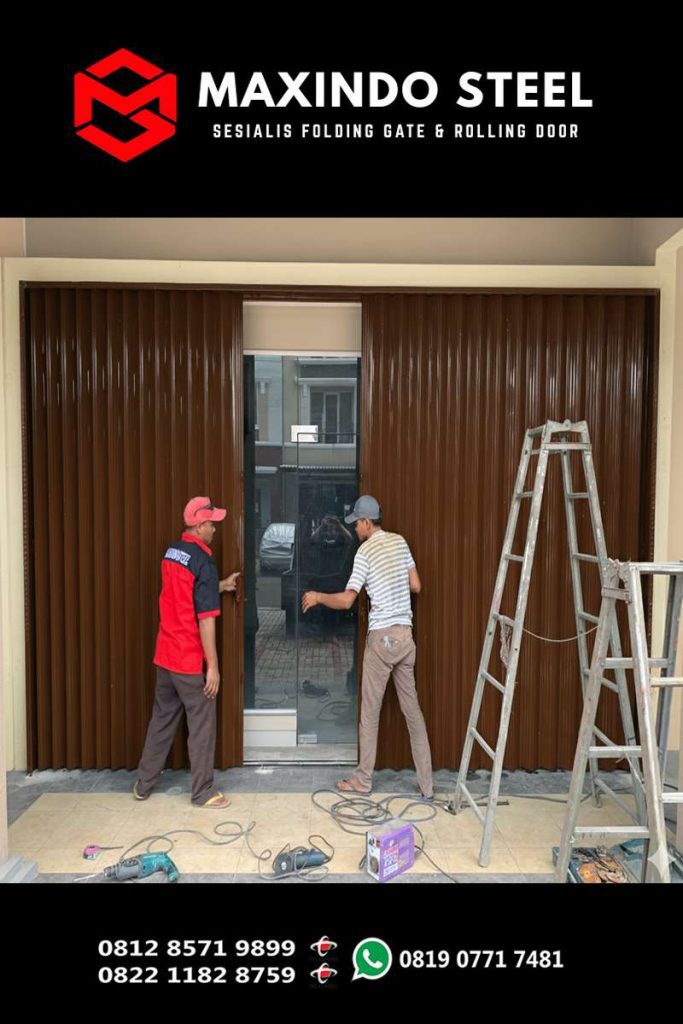 Pemasangan folding gate besi tebal 0.8mm warna coklat di Serdang Jakarta Pusat