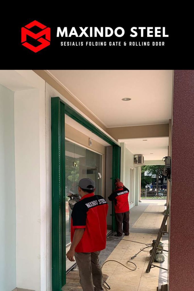 Pemasangan folding gate galvalum hijau rangka extra super untuk ruko di Karawaci Tangerang oleh Maxindo Steel – jasa pasang folding gate Tangerang cepat, rapi, dan bergaransi
