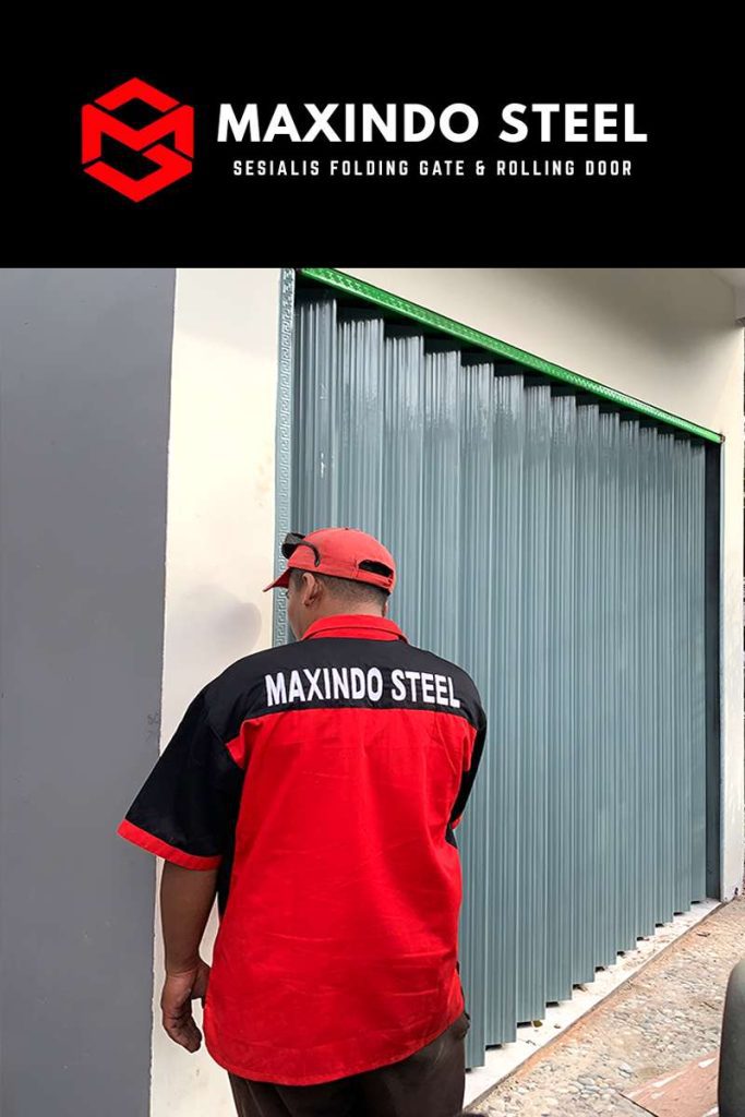 Pemasangan folding gate galvalum abu abu slat 05 mm rangka ekonomis untuk toko di Serpong Tangerang oleh Maxindo Steel – jasa pasang folding gate Tangerang cepat, rapi, dan bergaransi.