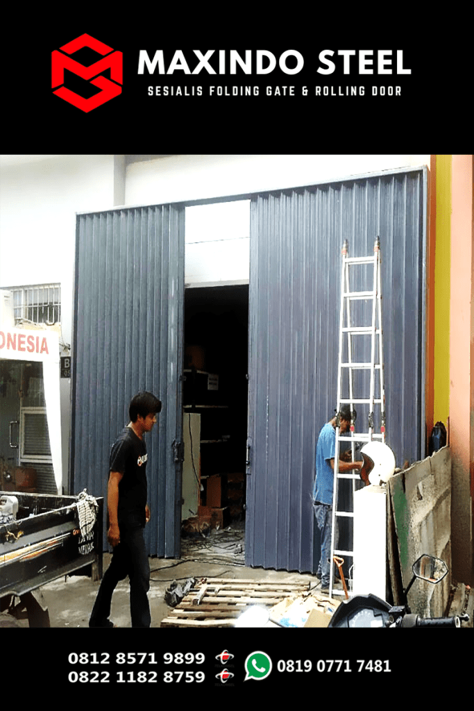 Pemasangan folding gate galvalum warna abu-abu oleh Maxindo Steel di Tanah Abang Jakarta Pusat