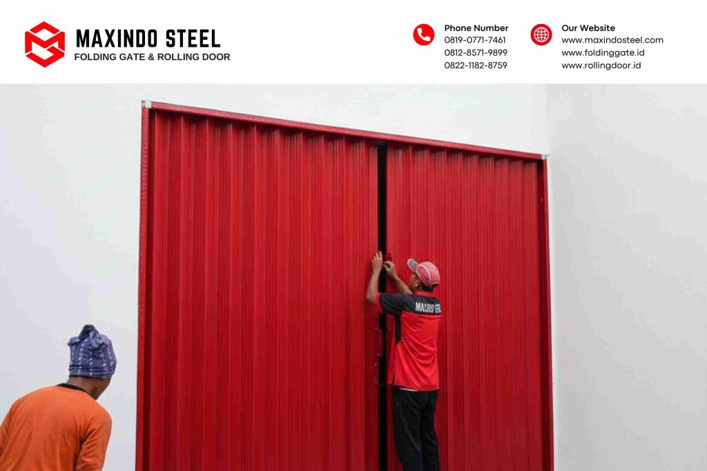 Pemasangan folding gate di Kemayoran Jakarta Pusat oleh Maxindo Steel, ahli jasa pasang dan service folding gate area Jakarta Pusat.