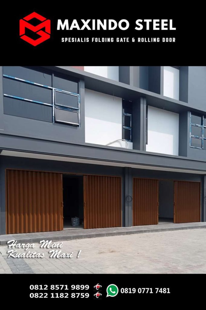 Folding Gate Kebon Pala warna coklat terpasang pada ruko kawasan Makasar Jakarta Timur